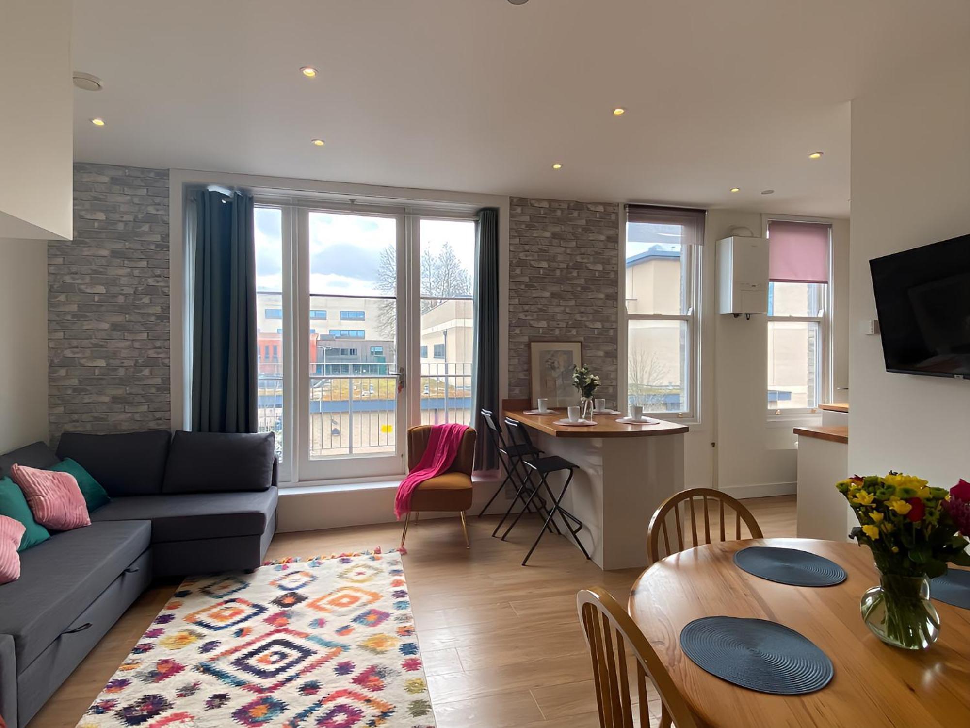Cambridge Stays Diamond 2Br Apartment-Central-Parking-Walk To City & Train Station المظهر الخارجي الصورة